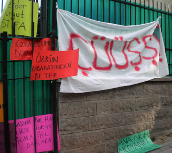 Kadınlardan Serdar Turgut&rsquo;a protesto Kaos GL - LGBTİ+ Haber Portalı