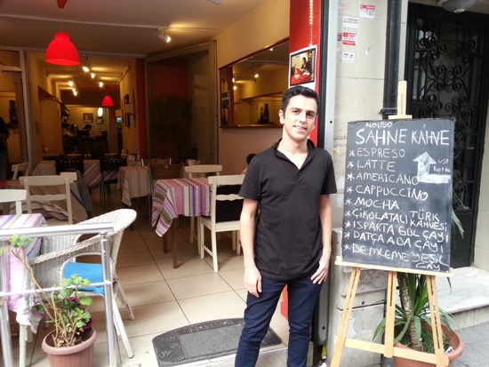 Kurtuluş&rsquo;ta &lsquo;büyük cesaret&rsquo;: Straight-friendly Sahne Kahve Kaos GL - LGBTİ+ Haber Portalı