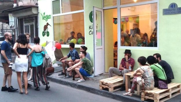 Tiflis&rsquo;te vegan kafeye ızgara etle saldırdılar! Kaos GL - LGBTİ+ Haber Portalı