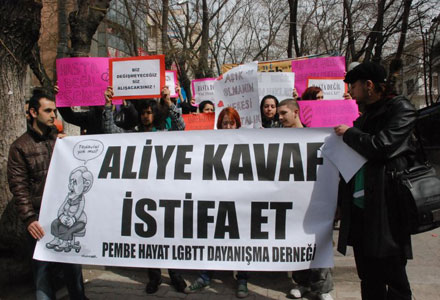 Pembe Hayat&rsquo;tan Bakana Suç Duyurusu Kaos GL - LGBTİ+ Haber Portalı