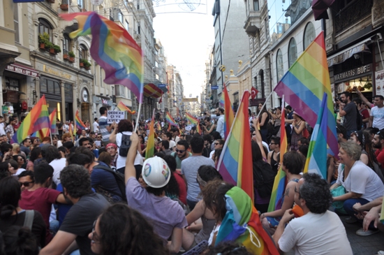 İstiklal&rsquo;de Binlerce Kişi Trans Onuru İçin Yürüdü Kaos GL - LGBTİ+ Haber Portalı