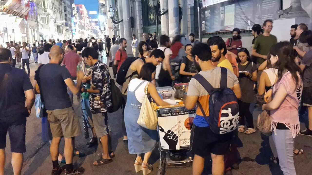 Bombalara Karşı Sofralar &lsquo;aşkın tahakkümüne&rsquo; karşı kuruldu Kaos GL - LGBTİ+ Haber Portalı