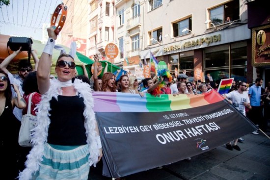 Onur Yürüyüşü'nde Kürtçe-Türkçe Ses: Buradayız Alışın! Kaos GL - LGBTİ+ Haber Portalı