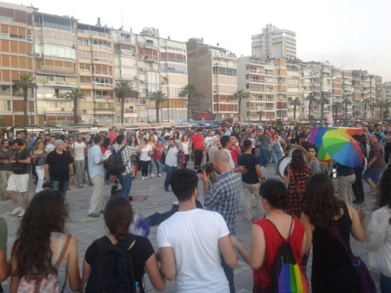 İzmir 2. Onur Yürüyüşü: Çarkın dişlerini direnme gayretimizle kıracağız! Kaos GL - LGBTİ+ Haber Portalı