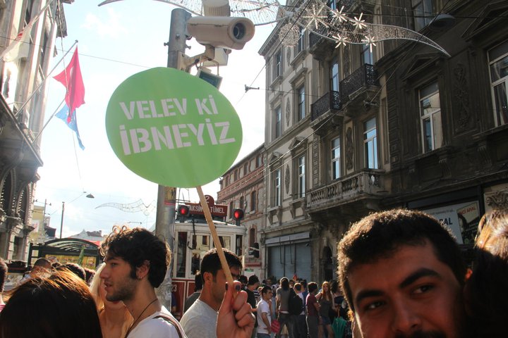 İzmir&rsquo;de El Ele Yürüyen Eşcinsel Çift Saldırıya Uğradı Kaos GL - LGBTİ+ Haber Portalı