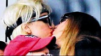 Gaga'dan Öpücük Kaos GL - LGBTİ+ Haber Portalı