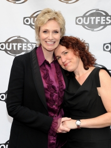 Emmy Ödüllerine Lezbiyen Sunucu Kaos GL - LGBTİ+ Haber Portalı