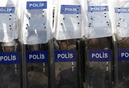 &lsquo;Üniversitelerde polis tacizine kim izin veriyor?&rsquo; Kaos GL - LGBTİ+ Haber Portalı