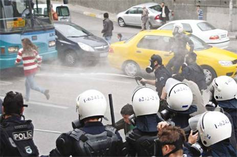 Pankartlı Öğrenciye Belaltından Vuruşlar Kaos GL - LGBTİ+ Haber Portalı