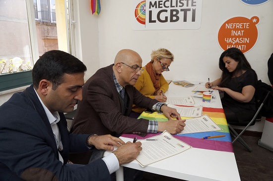 CHP&rsquo;li adaylar da LGBTİ hakları sözleşmesini imzaladı Kaos GL - LGBTİ+ Haber Portalı