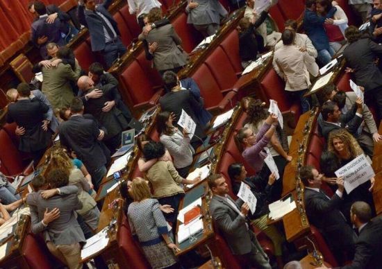 İtalyan Parlamentosu&rsquo;nda Eşcinsel Öpüşme Eylemi Kaos GL - LGBTİ+ Haber Portalı