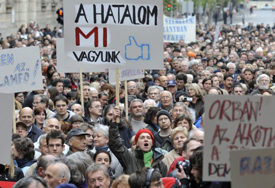 Macaristan&rsquo;da Yeni Anayasa Muhalefeti Sokağa Döktü  Kaos GL - LGBTİ+ Haber Portalı