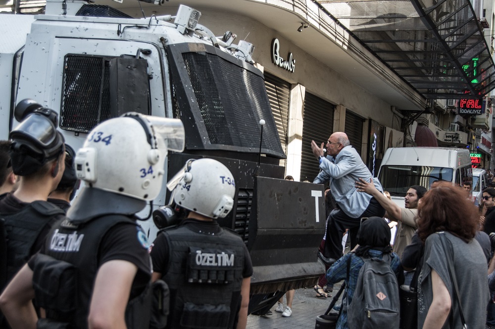 TOMA&rsquo;lara fısıldayan vekil Tanal: TOMA&rsquo;yı durdurmak görevim! Kaos GL - LGBTİ+ Haber Portalı
