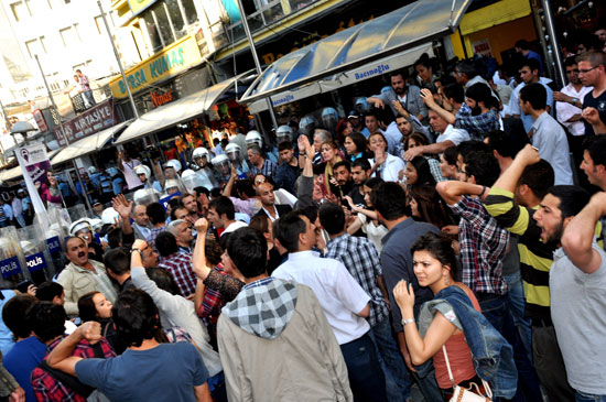 Gökçek&rsquo;e Yumurtalı Protesto Kaos GL - LGBTİ+ Haber Portalı