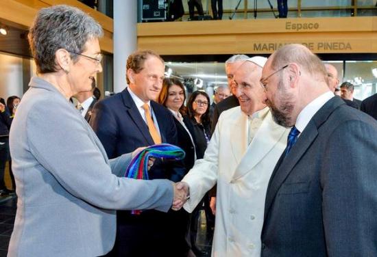 Lezbiyen vekilden Papa&rsquo;ya gökkuşağı atkısı Kaos GL - LGBTİ+ Haber Portalı