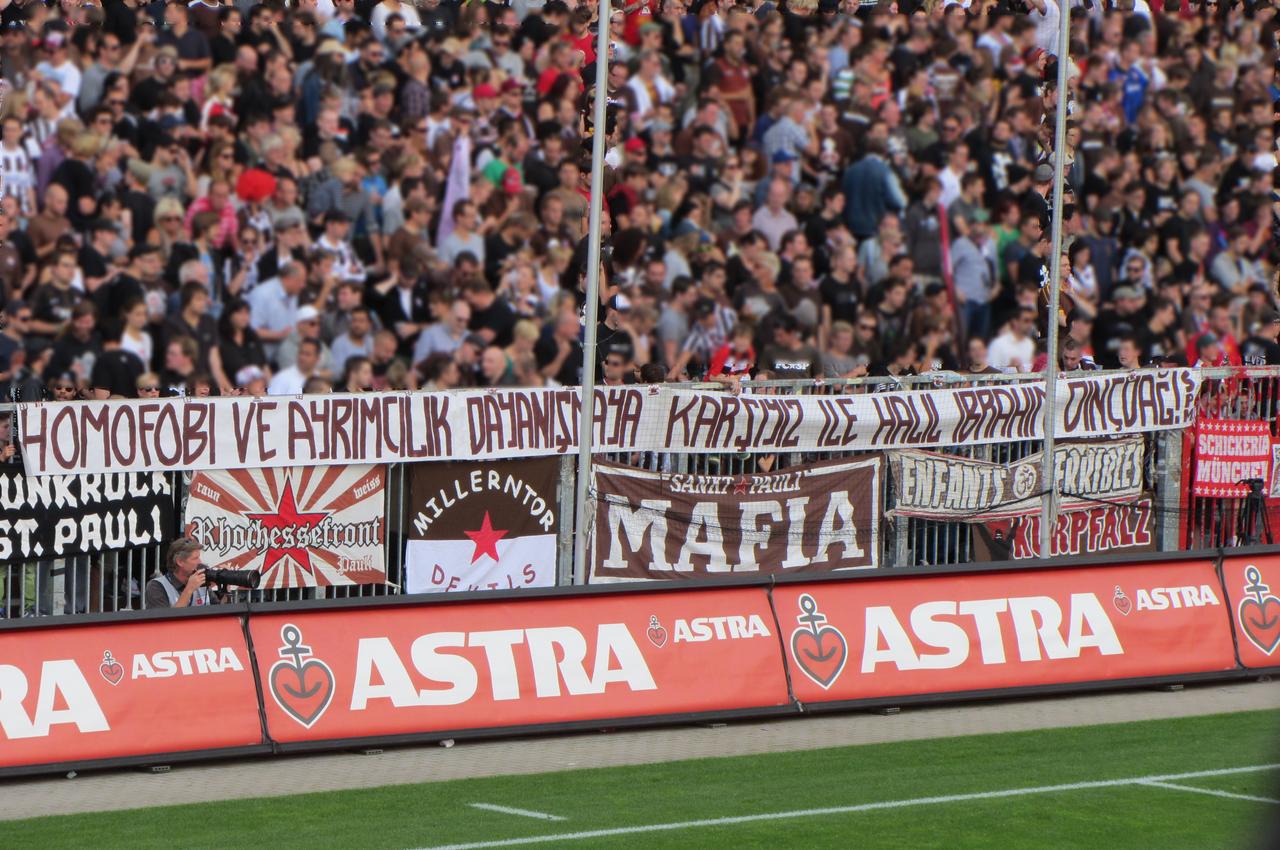 St. Pauli Taraftarları da Halil İbrahim Dinçdağ İçin Pankart Açtı! Kaos GL - LGBTİ+ Haber Portalı