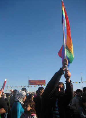 Newroz Ateşi Gökkuşağı Bayrağını da Dalgalandırdı! Kaos GL - LGBTİ+ Haber Portalı