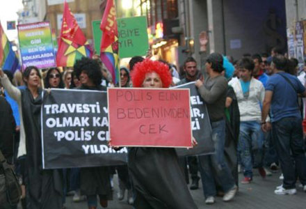 Polis elini bedenimden çekecek! Kaos GL - LGBTİ+ Haber Portalı