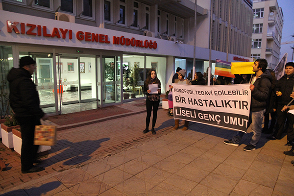 Liseli Genç Umut&rsquo;tan Kızılay önünde homofobi protestosu Kaos GL - LGBTİ+ Haber Portalı