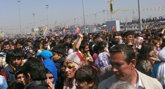 Gökkuşağı Bayrağı Newroz&rsquo;da Barış Coşkusuyla Dalgalandı Kaos GL - LGBTİ+ Haber Portalı