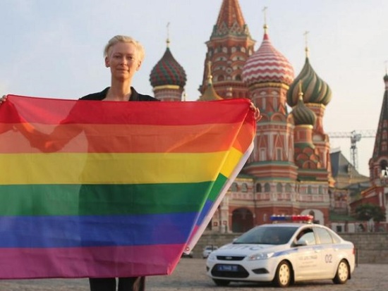 Tilda Swinton Gökkuşağı Bayrağını Rus LGBT&rsquo;ler İçin Açtı Kaos GL - LGBTİ+ Haber Portalı