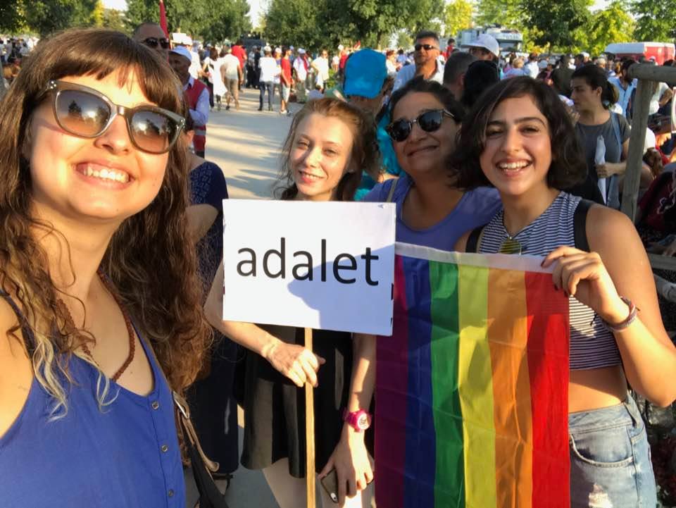Sedef Çakmak: Adalet Yürüyüşü&rsquo;ndeki gökkuşağı bayrağı umut veriyor Kaos GL - LGBTİ+ Haber Portalı