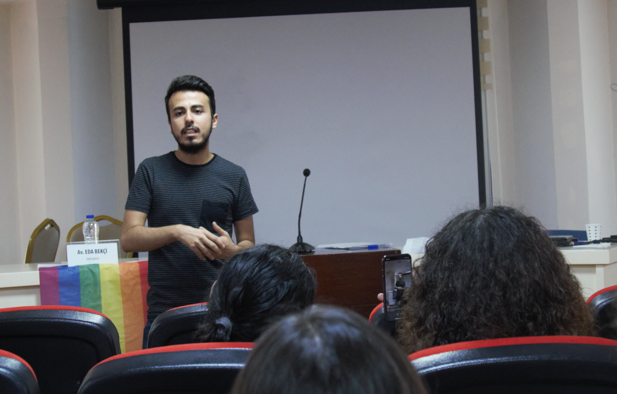 “Sığınmacılar istekleri dışında cinsel yönelimlerini söylemek zorunda bırakılıyor” Kaos GL - LGBTİ+ Haber Portalı