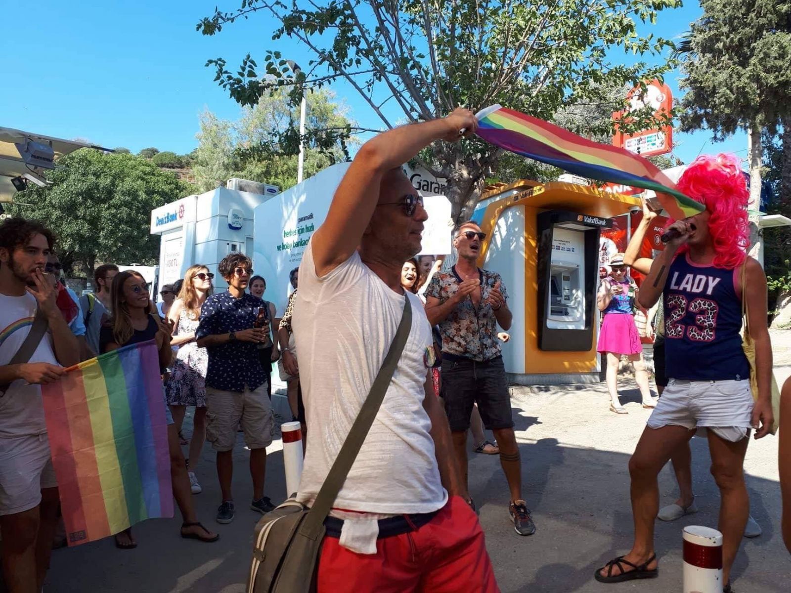 “Bu kadar kalabalık ve coşkulu olacağını beklemiyorduk” Kaos GL - LGBTİ+ Haber Portalı