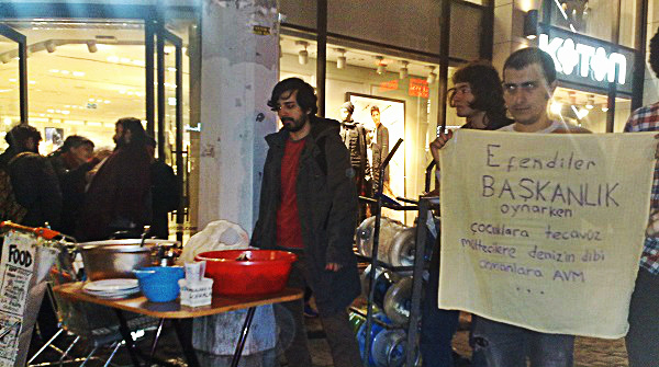 Taksim&rsquo;de Bombalara Karşı Sofralar&rsquo;a polis saldırısı Kaos GL - LGBTİ+ Haber Portalı