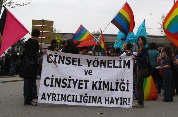“Sırf eşcinsel olduğum için beni jet hızıyla ihraç ettiler” Kaos GL - LGBTİ+ Haber Portalı