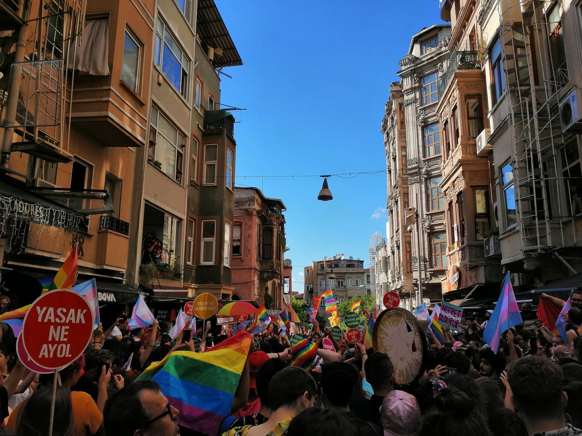 Onur Yürüyüşü Mis Sokak’taydı, yürüyüş dağılırken polis saldırdı: Buradayız, alışın, gitmiyoruz! Kaos GL - LGBTİ+ Haber Portalı