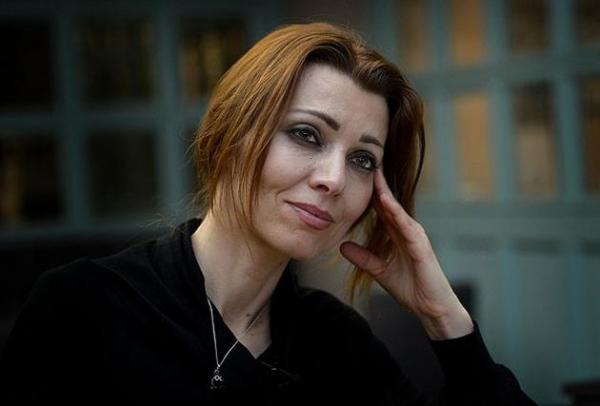 Elif Şafak: Biseksüel olduğumu söyleme cesareti gösteremediğimi fark ettim Kaos GL - LGBTİ+ Haber Portalı