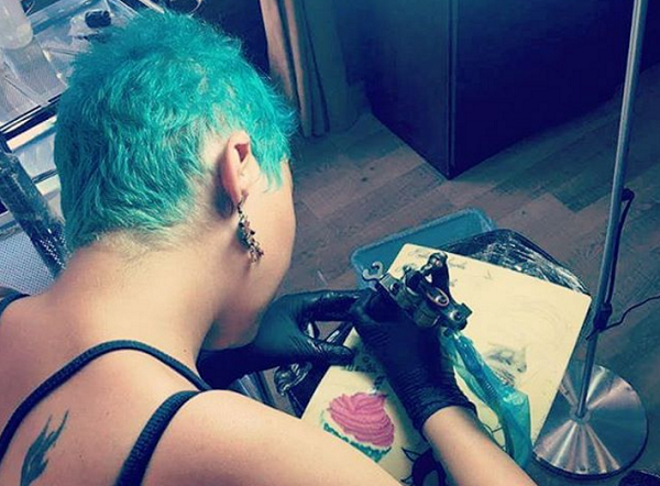 Üç noktalı cümle duygusallığında queer bir dövmeci Kaos GL - LGBTİ+ Haber Portalı