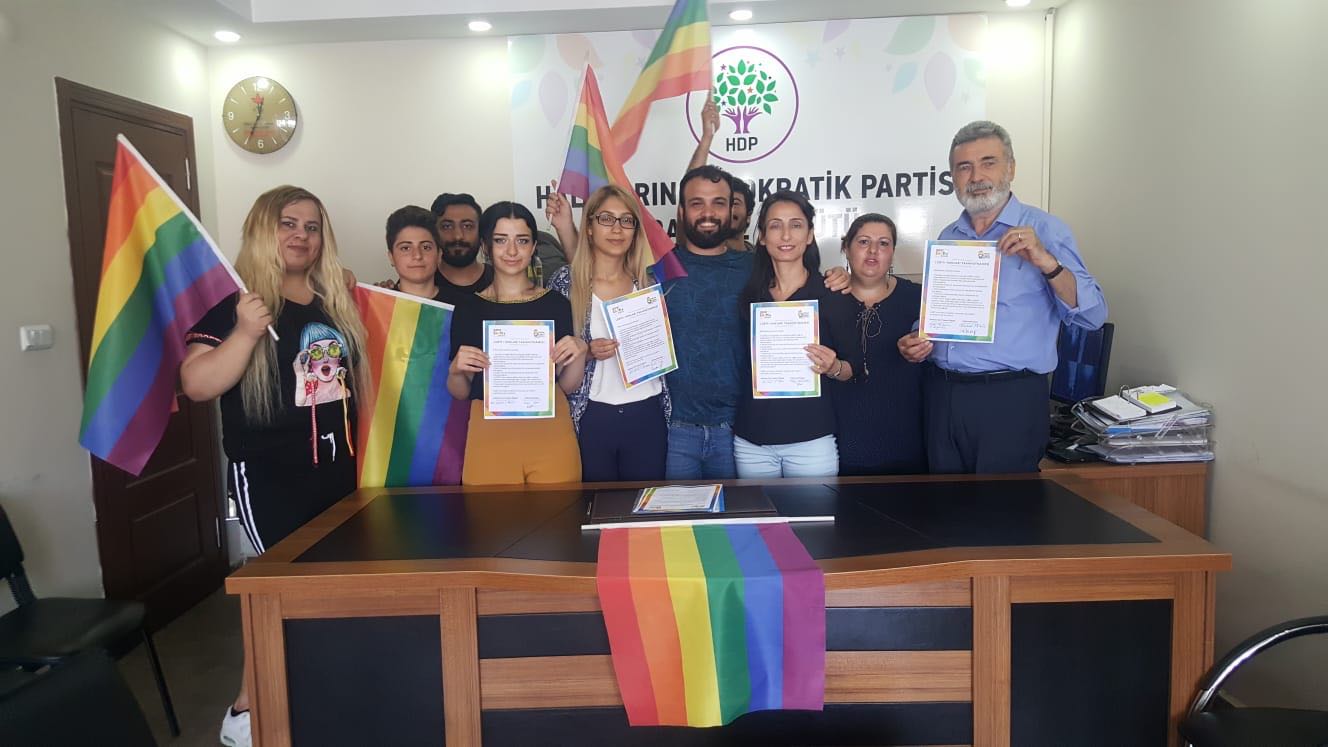 Adana’da HDP’li adaylar LGBTİ+ Hakları Taahhütnamesi’ni imzaladı Kaos GL - LGBTİ+ Haber Portalı