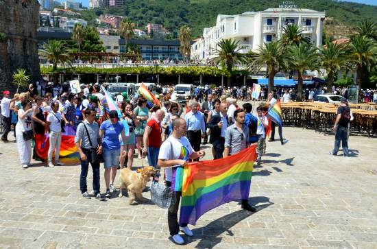 Karadağ&rsquo;ın İlk Onur Yürüyüşü: Nefret ve Sevgi Karşı Karşıya Kaos GL - LGBTİ+ Haber Portalı