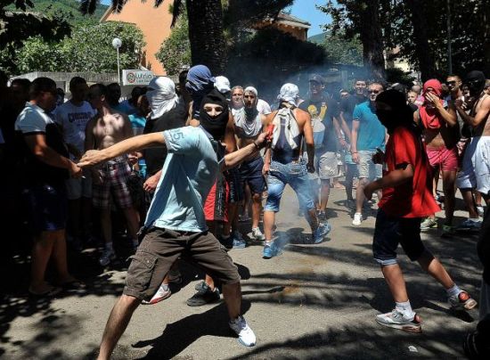 Clashes and an almost collective hysteria against the first gay pride in Montenegro Kaos GL - News Portal for LGBTI+