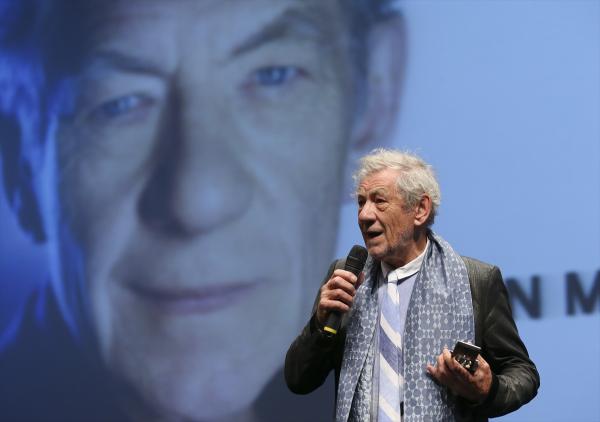 Ian Mckellen, &lsquo;açık bir gey olarak&rsquo; dedi, çevirmen çevirmedi! Kaos GL - LGBTİ+ Haber Portalı