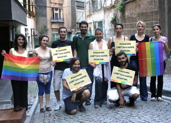 Gülümse: "Anayasada LGBT&rsquo;lere Eşitlik" Kaos GL - LGBTİ+ Haber Portalı