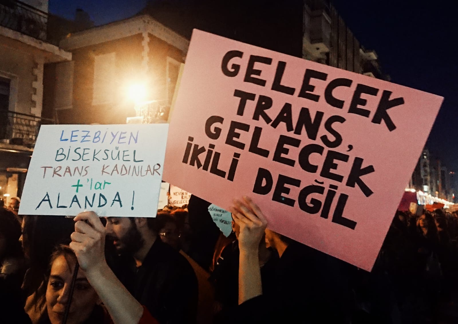 İzmir’de Feminist Gece Yürüyüşü: “Queer bir dünya için önce adalet!” Kaos GL - LGBTİ+ Haber Portalı