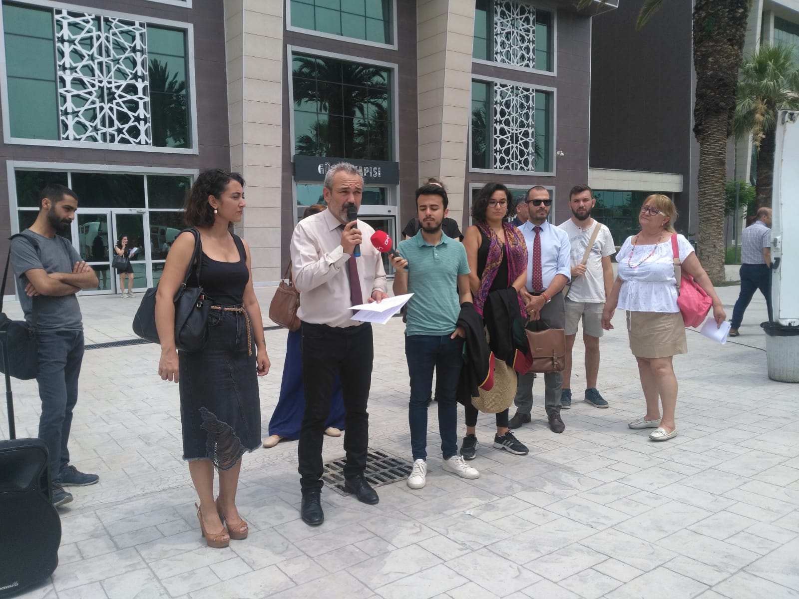 İzmir Barosu: İzmir Valiliği suç işliyor! Kaos GL - LGBTİ+ Haber Portalı