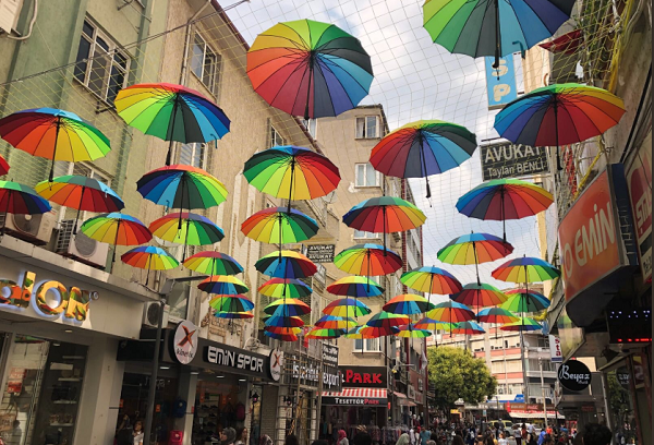 Gökkuşaklı şemsiyelere “delikanlı” tepkisi Kaos GL - LGBTİ+ Haber Portalı