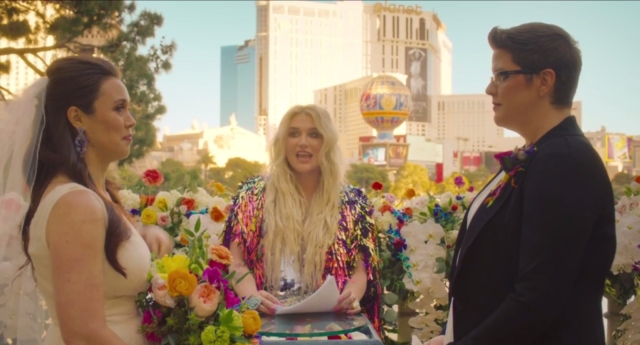 Kesha klibinde lezbiyen bir çifti evlendirdi Kaos GL - LGBTİ+ Haber Portalı