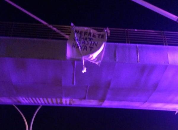 Kocaeli’de 17 Mayıs için köprüden pankart Kaos GL - LGBTİ+ Haber Portalı
