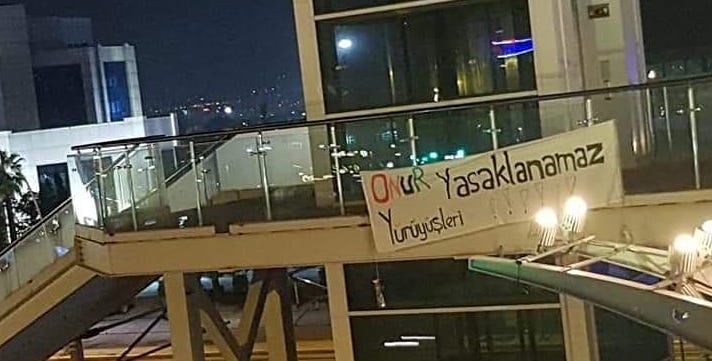 Kocaeli’de köprüye pankart: Onur yürüyüşleri yasaklanamaz Kaos GL - LGBTİ+ Haber Portalı