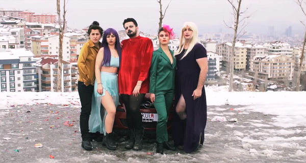 “Biz şimdi gidiyoruz gibi ya dostlar, bir gün döneriz elbet” Kaos GL - LGBTİ+ Haber Portalı