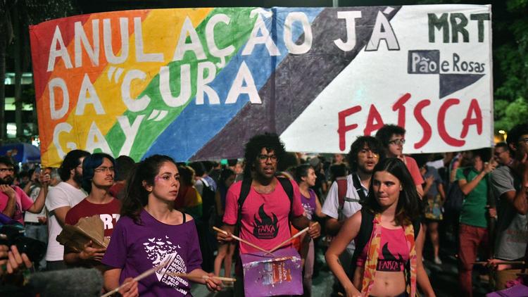Binler &lsquo;eşcinsel onarım terapisi&rsquo; kararını protesto etti Kaos GL - LGBTİ+ Haber Portalı