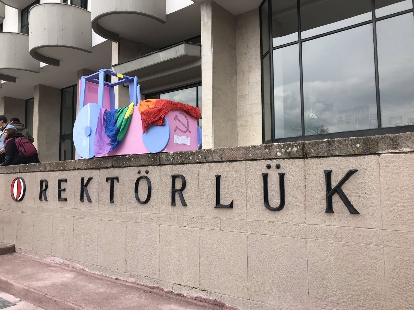 ODTÜ’de gökkuşaklı traktör maketi Kaos GL - LGBTİ+ Haber Portalı