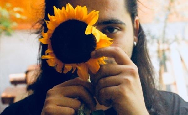 “Heteronormativitiye ve erke başkaldıran şiirler yazmaya devam edeceğim” Kaos GL - LGBTİ+ Haber Portalı