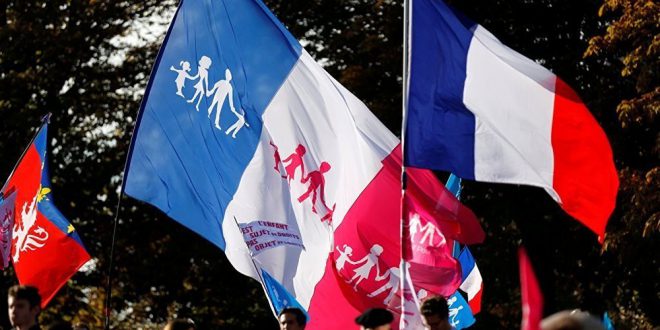 Paris&rsquo;te nefret ve nefrete karşı öpüşme eylemi Kaos GL - LGBTİ+ Haber Portalı