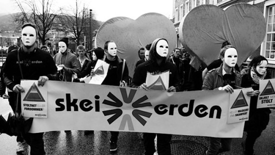 &lsquo;Norveçliye İbne Olmak Kolay&rsquo; Kaos GL - LGBTİ+ Haber Portalı